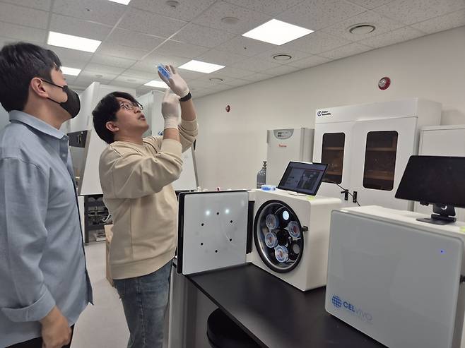 가톨릭우주의학연구센터 실험실에서 연구원들이 ‘가짜 무중력’ 환경에서 배양되는 세포 형태를 관찰하고 있다. 이 연구소는 총 5대의 미세중력 모사 장치를 운영하고 있다.  <심희진 기자>