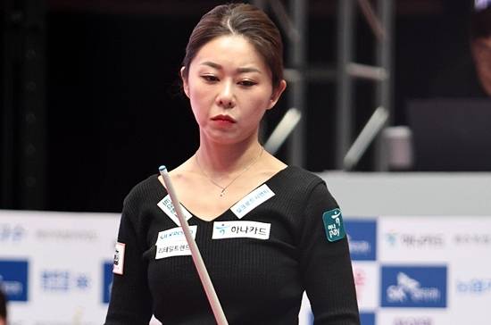 김가영이 30일 경기도 고양 킨텍스PBA스타디움에서 열린 ‘25/26 하림배LPBA챔피언십’ 64강전에서 부진한 경기력을 보이며 김한길에게 18:19로 역전패 일찌감치 대회를 마감했다. (사진=PBA)