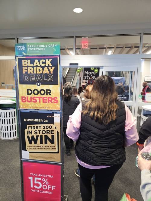 블랙프라이데이를 맞은 28일(현지시간) 미국 뉴저지주 백화점 콜스에 선착순 경품권을 받으려는 고객들이 줄지어 있다. [뉴욕 = 임성현 특파원]