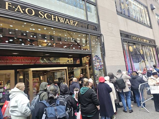블랙프라이데이를 맞은 28일(현지시간) 미국 뉴욕 맨해튼 완구점 FAO 슈와츠에 입장을 기다리는 고객들이 길게 줄서있다. [뉴욕 = 임성현 특파원]