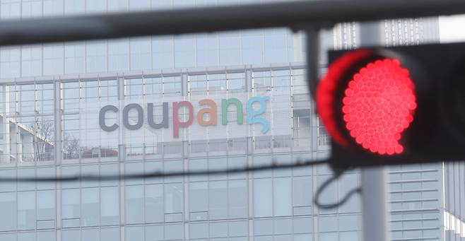 국내 이커머스(전자상거래) 시장 1위 업체인 쿠팡에서 3천만건이 넘는 대규모 정보 유출 사고가 발생했다. 쿠팡은 현재까지 고객 계정 약 3천370만개가 유출된 것을 확인했다. 이는 국내 성인 네 명 중 세 명의 정보에 해당하며, 사실상 쿠팡 전체 계정에 맞먹을 것으로 추정된다. 사진은 30일 서울 송파구 쿠팡 본사. [이승환 기자]