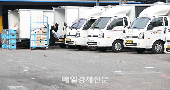 서울 시내 한 쿠팡 배송 캠프에서 택배기사가 배송 준비 작업을 하고 있다. [이충우기자]