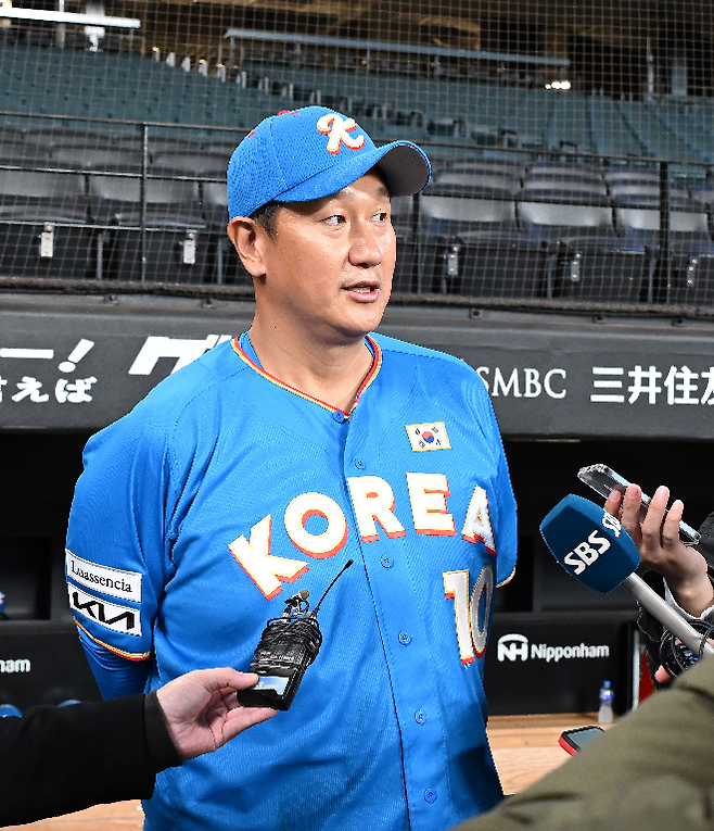 29일 일본 홋카이도 기타히로시마시 에스콘필드에서 ‘한일 드림 플레이어즈 게임 2025’(한일 DPG 2025)에 참가하는 팀 코리아 이대호가 인터뷰를 하고 있다. 한일 DPG 2025는 한국과 일본의 프로야구 은퇴 선수들이 출전하는 경기로, 지난해에 이어 올해 2회 대회를 연다.  사진=연합뉴스=사진공동취재단
