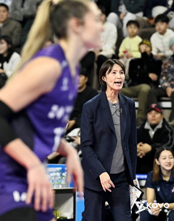 요시하라 토모코 감독은 첫 볼을 차분하게 올릴 필요가 있음을 강조했다. 사진 제공= KOVO