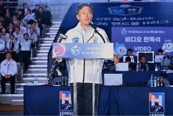 사진 신한SOL Bank 25-26 H리그 개막을 선언하는 곽노정 한국핸드볼연맹 총재