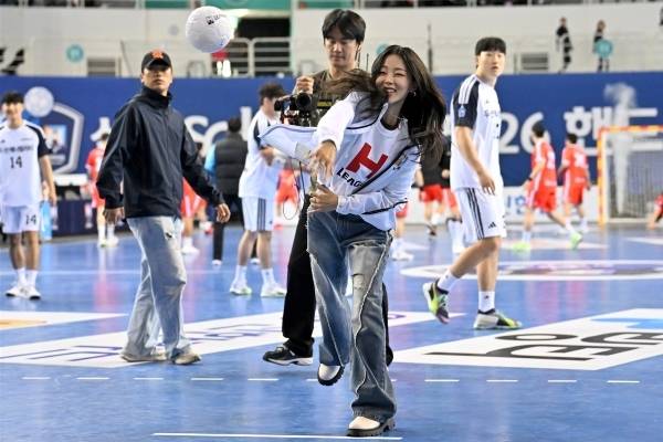 사진 가수 박혜원(흰)이 신한SOL Bank 25-26 H리그 개막전 시구 중이다