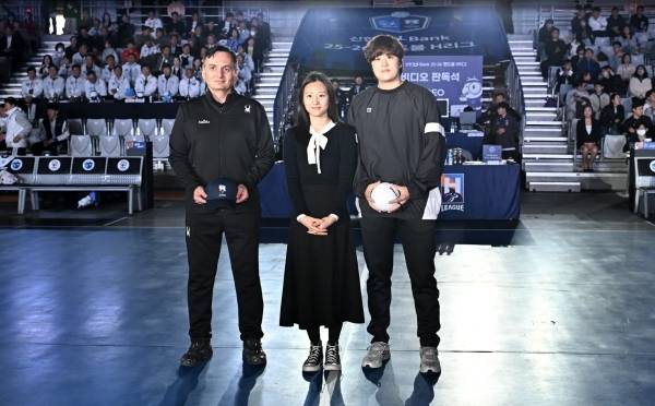 사진 신한SOL Bank 25-26 H리그의 페어플레이를 팬과 약속하는 SK호크스 누노 알바레즈 감독(좌)과 부산시설공단 류은희 선수(우)