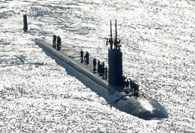 (부산=뉴스1) 윤일지 기자 = 미국 해군 로스엔젤레스급 핵추진 잠수함 '알렉산드리아함'(SSN 757·6900톤급)이 10일 오전 부산 남구 해군작전사령부 부산작전기지에 입항하고 있다.   1991년 취역한 알렉산드리아함은 길이 110m, 폭 10m 규모이며 군수 적재와 승조원 휴식을 위해 이날 부산에 입항했다. 알렉산드리아함이 국내에 입항한 것은 이번이 처음이다. 2025.2.10/뉴스1  Copyright (C) 뉴스1. All rights reserved. 무단 전재 및 재배포,  AI학습 이용 금지.