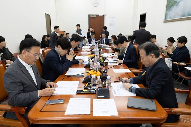 30일 서울 여의도 국회에서 열린 제429회국회(정기회) 기획재정위원회 제8차 조세소위원회에 여야 위원들이 자리하고 있다./사진제공=뉴스1
