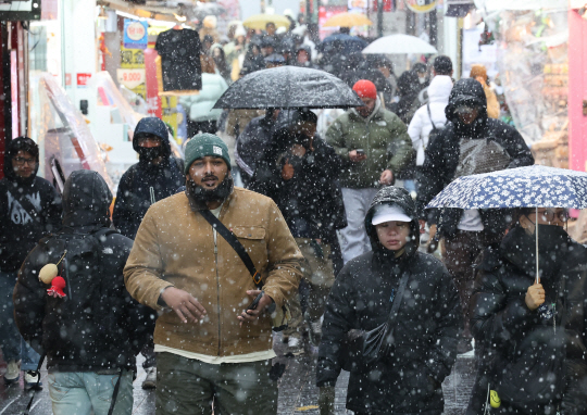 서울 중구 명동거리에서 외국인 관광객이 이동하고 있다. 연합뉴스