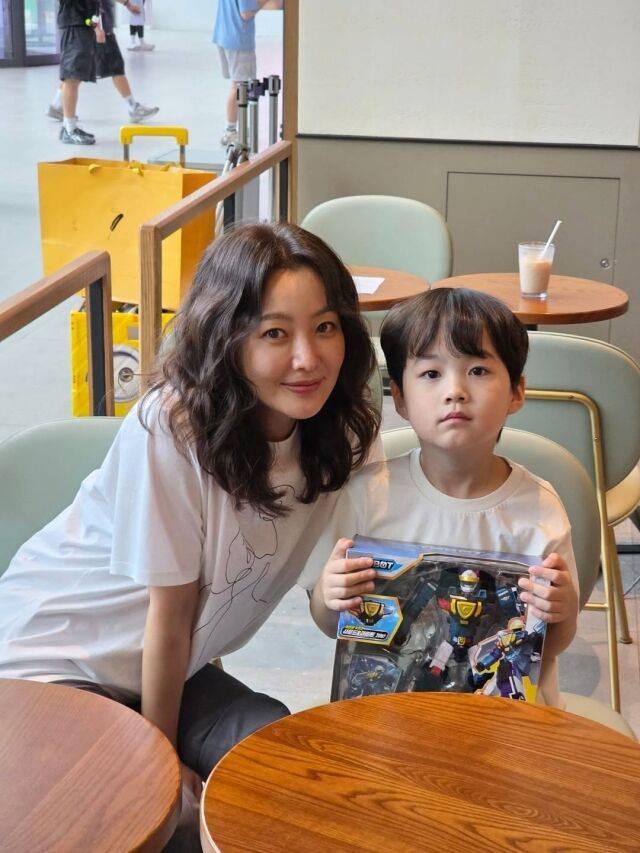 배우 김희선의 미담이 공개됐다. / 조세웅 인스타그램