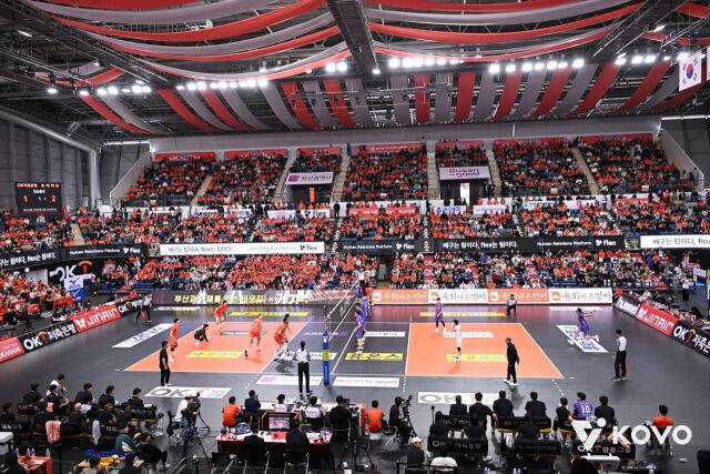 부산 강서실내체육관에서 만원관중이 들어찼다./KOVO