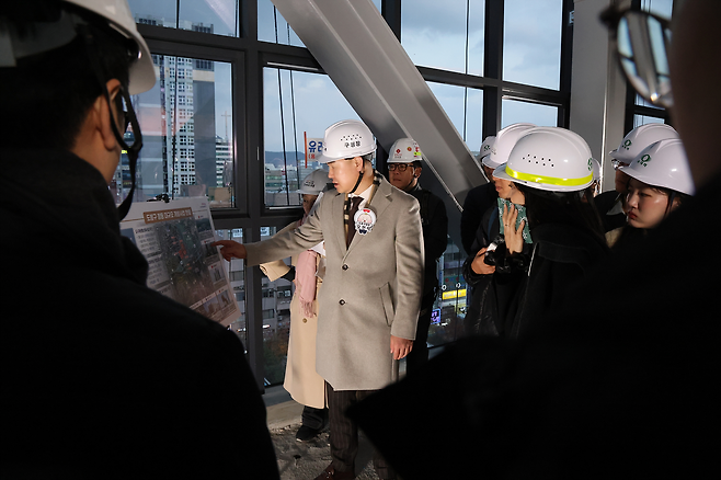 오언석 도봉구청장이 27일 공사가 진행중인 창동민자역사 8층에서 기자설명회를 하고 있다. [도봉구 제공]