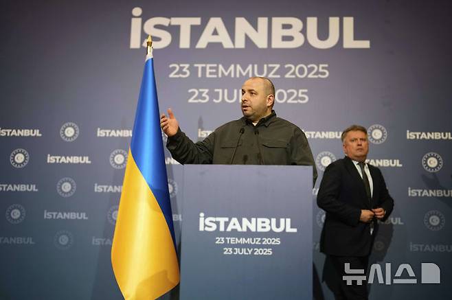 [이스탄불=AP/뉴시스] 루스템 우메로우 우크라이나 국방장관 국가안보국방위원회 의장이 2025년 7월 23일 튀르키예 이스탄불 츠라안궁에서 열린 러시아-우크라이나 3차 협상 후 기자회견하고 있다. 40분 만에 끝난 이날 회담에서 양측은 군인뿐 아니라 민간인 포로도 교환하기로 합의했다. 2025. 11.30.