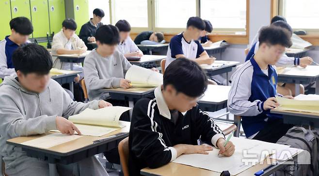 [전주=뉴시스] 김얼 기자 = 사진은 모의고사 치르는 학생들.  본 기사와 직전 관련 없음. 2025.10.14. pmkeul@newsis.com
