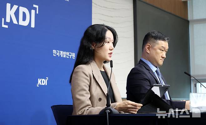 [세종=뉴시스] 강종민 기자 = KDI 정규철 거시·금융정책연구부장과 김지연 경제전망실 전망총괄이 11일 세종시 정부세종청사에서 2025년 하반기 경제전망을 발표하고 있다. KDI는 2026년 국내 경제는 수출이 둔화하지만 내수가 회복세를 보이며 1.8% 성장할 것으로 전망했다. 2025.11.11. ppkjm@newsis.com