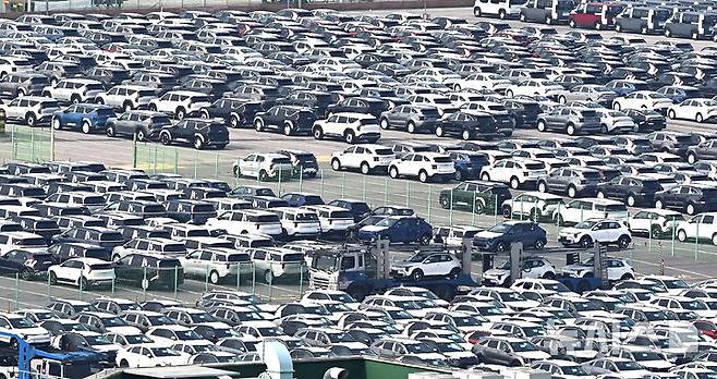 [평택=뉴시스] 김종택 기자 = 30일 경기 평택시 포승읍 평택항 자동차 전용부두에 선적을 기다리는 수출용 차량이 세워져 있다. 2025.10.30. jtk@newsis.com