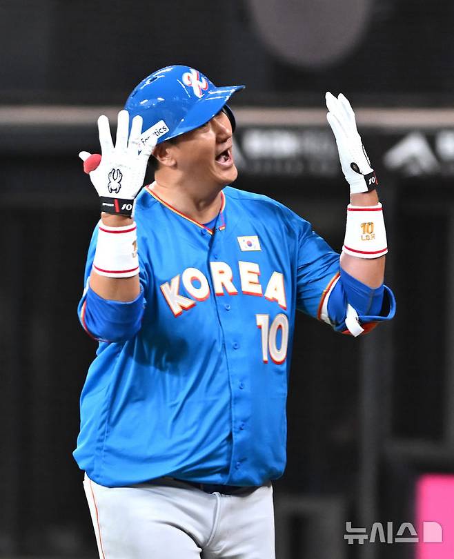 [키타히로시마=뉴시스] 사진공동취재단 = 30일 오후(현지 시간) 일본 홋카이도 키타히로시마시 에스콘필드 홋카이도에서 열린 '한일 드림 플레이어즈 게임'에서 이대호가 홈런을 날린 후 기뻐하고 있다. 이 게임은 한국과 일본 프로야구를 대표했던 스타들이 총 출동해 양국의 우정을 이어가는 경기다. 2025.11.30. photo@newsis.com