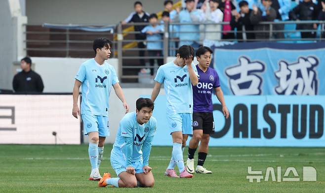 [대구=뉴시스] 이무열 기자 = 30일 대구 북구 대구iM뱅크PARK에서 열린 하나은행 K리그1 2025 38라운드 대구FC와 FC안양의 경기에서 대구FC 선수들이 FC안양에 2-2로 무승부를 거둔 뒤 아쉬워하고 있다. 2025.11.30. lmy@newsis.com