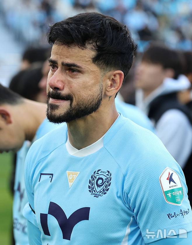 [대구=뉴시스] 이무열 기자 = 30일 대구 북구 대구iM뱅크PARK에서 열린 하나은행 K리그1 2025 38라운드 대구FC와 FC안양의 경기에서 대구 세징야가 FC안양에 2-2로 무승부를 거둔 뒤 아쉬워하고 있다. 2025.11.30. lmy@newsis.com