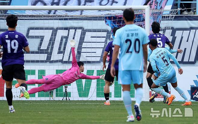 [대구=뉴시스] 이무열 기자 = 30일 대구 북구 대구iM뱅크PARK에서 열린 하나은행 K리그1 2025 38라운드 대구FC와 FC안양의 경기, 대구 지오바니가 슛을 시도하고 있다. 2025.11.30. lmy@newsis.com