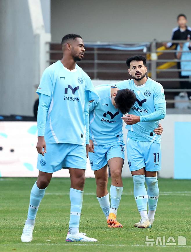 [대구=뉴시스] 이무열 기자 = 30일 대구 북구 대구iM뱅크PARK에서 열린 하나은행 K리그1 2025 38라운드 대구FC와 FC안양의 경기에서 대구FC 선수들이 FC안양에 2-2로 무승부를 거둔 뒤 아쉬워하고 있다. 2025.11.30. lmy@newsis.com