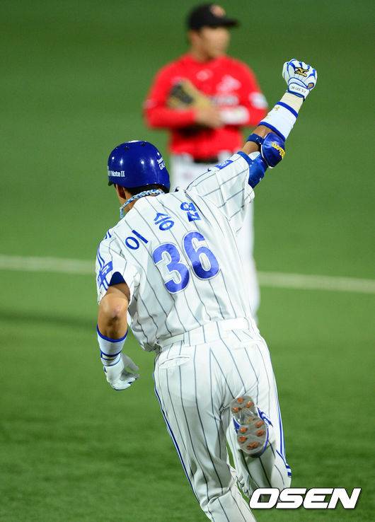 [OSEN=대구,지형준 기자] 24일 오후 대구구장에서 열린 '2012 팔도 프로야구' 삼성 라이온즈와 SK 와이번스의 한국시리즈 1차전, 1회말 1사 1루에서 삼성 이승엽이 선제 투런포를 날리고 그라운드를 돌고 있다삼성과 SK는 선봉장으로 윤성환(31·삼성)과 윤희상(27·SK)을 내세웠다.정규시즌 1위 자격으로 한국시리즈에 직행한 삼성은 충분한 휴식을 가진 채 한국시리즈에 돌입했다. 지난해 14승을 기록했던 윤성환은 올 시즌 19경기에 나서 9승6패 평균자책점 2.84를 기록했다. 올 시즌 SK를 상대로도 3경기에 나서 2승 평균자책점 3.00의 좋은 성적을 냈다. 플레이오프에서 롯데를 3승2패로 꺾고 6년 연속 한국시리즈 진출의 대업을 달성한 SK는 윤희상을 선발로 내세웠다. 올 시즌 SK의 선발진을 지탱하며 데뷔 첫 10승(9패)을 기록한 윤희상은 준플레이오프 2차전에 선발로 나서 6이닝 1실점으로 호투했다. SK에서 가장 꾸준한 활약을 보여주고 있는 선발투수로 벤치의 신뢰가 깊다. 개인적으로는 지난해 부상으로 조기에 한국시리즈를 마감했던 아픔을 날린다는 각오다.한편 프로야구 사상 처음으로 3년 연속 한국시리즈에서 맞붙게 된 삼성과 SK는 2010년에는 SK가 4전 전승으로 우승을 거뒀고, 2011년에는 삼성이 4승 1패로 SK에 설욕했다./jpnews@osen.co.kr