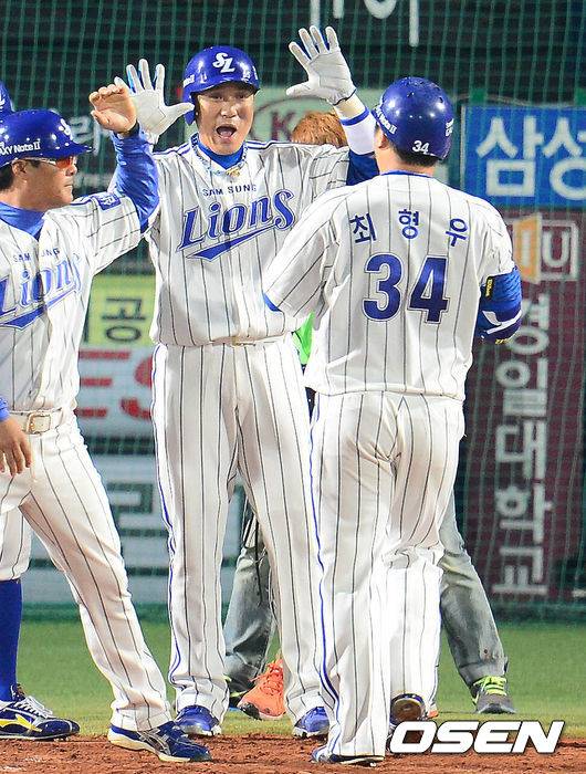 [OSEN=대구 ,백승철 기자] 25일 오후 대구구장에서 열린 2012 팔도 프로야구 삼성 라이온즈와 SK 와이번스의 한국시리즈 2차전 경기 3회말 2사 만루 최형우가 만루홈런을 친 후 홈에서 이승엽과 하이파이브를 하고 있다.홈에서 1승이라도 더 거두고 싶은 삼성과 원정에서 1승이라도 건지고 싶은 SK, 양팀은 장원삼과 마리오를 선발투수로 내세웠다.장원삼은 올 시즌 17승(6패)을 올려 데뷔 후 처음으로 다승왕에 올랐다. 또한 장원삼은 지난해에도 SK와의 KS 2차전에 선발로 출격해 5⅓이닝 10탈삼진 무실점으로 호투했다. 하지만 올시즌 SK전 4경기에서 3승(1패)을 거뒀지만 방어율이 4.43으로 부진하다.SK 마리오는 시즌 중후반의 부상 공백을 PO 4차전의 호투로 완벽하게 만회했다. 마리오 역시 올 시즌 삼성전 성적이 썩 좋지는 않다. 2경기에서 1승1패, 방어율 4.26를 기록했다. / baik@osen.co.kr