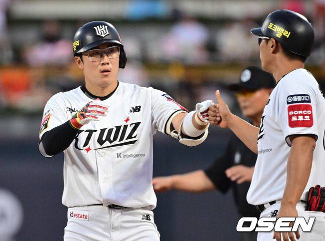 [OSEN=수원, 조은정 기자]3일 오후 수원KT위즈파크에서 ‘2025 신한 SOL BANK KBO리그’ KT 위즈와 롯데 자이언츠의 경기가 진행됐다.이날 경기에 KT는 헤이수스, 롯데는 감보아를 선발투수로 내세웠다. 1회말 KT 선두타자 허경민이 안타에 기뻐하고 있다. 2025.09.03 /cej@osen.co.kr