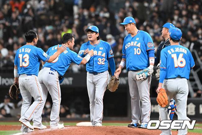 [OSEN=손용호 기자] 30일 일본 에스콘필드 홋카이도에서 ‘한일 드림 플레이어즈 게임’이 열려 한국이 이대호의 홈런을 앞세워 7-1로 승리했다.이 게임은 한국과 일본 프로야구를 대표했던 스타들이 총  출동해 양국의 우정을 이어간다.한국 선수들이 승리의 기쁨을 나누고 있다./spjj@osen.co.kr