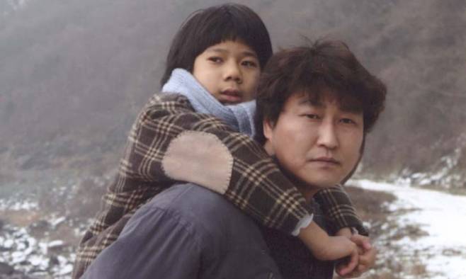 영화 ‘효자동 이발사’ 스틸컷. 이재응과 송강호.