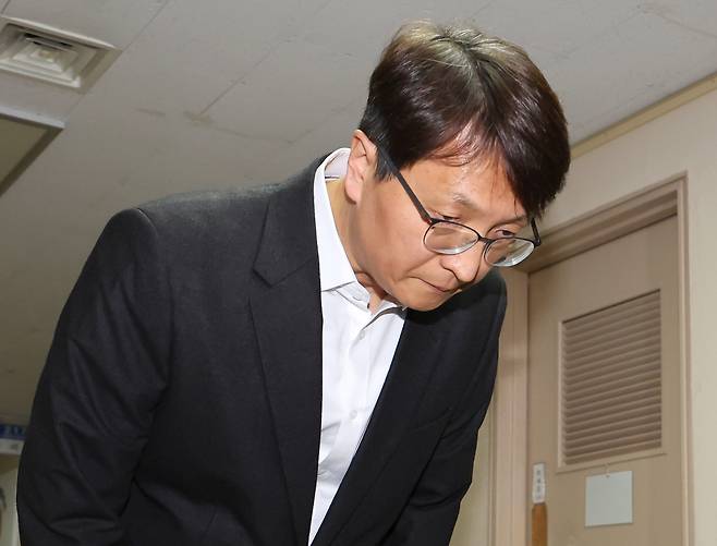 박대준 쿠팡 대표이사가 30일 오후 서울 종로구 정부서울청사에서 열린 쿠팡 개인정보 유출 관련 긴급 관계부처 장관회의에서 참석하며 쿠팡 이용자에게 사과 발언한 뒤 고개숙여 인사하고 있다. 뉴스1