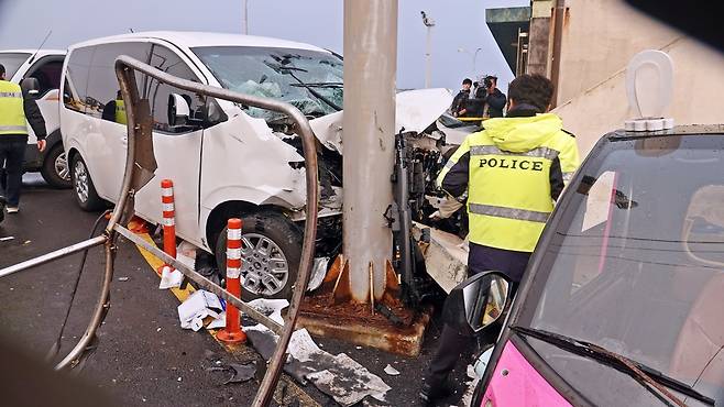 지난 25일 오전 제주시 우도 천진항에서 제주경찰청과 도로교통공단, 국립과학수사연구소 제주분원 등이 승합차 돌진 사고 현장 합동 감식을 하고 있다. 제주=뉴시스