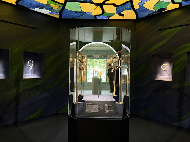 루이스 컴포트 티파니의 글라스 아트를 현대적으로 재해석한 공간. 자연의 빛과 색을 유리 질감으로 구현한 천장 아래 하이주얼리 작품들이 전시된다.