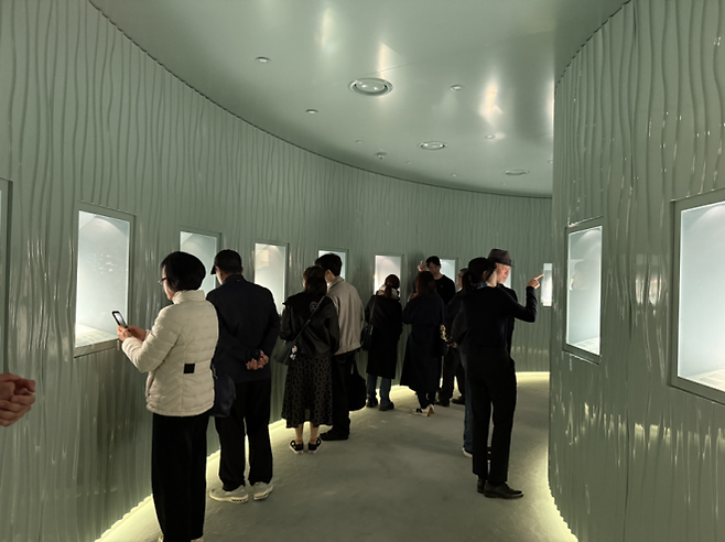 물결 형태의 곡선 벽면은 장 슐럼버제의 자연 미학을 반영하며, 주얼리에 시선이 집중되도록 설계된 공간.