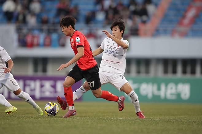 강원 김도현(왼쪽)이 30일 포항과 홈경기 도중 드리블을 하고 있다. 사진제공|한국프로축구연맹