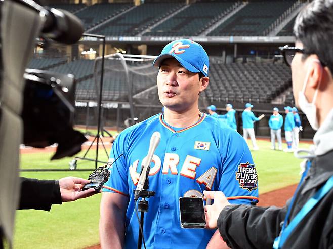 ▲ 은퇴 후 단 두 달이 지난 오승환. 하지만 '한일 드림 플레이어즈 게임' 한국 레전드 팀에서는 마치 막내가 된 기분이라고. 실제로 오승환보다 젊은 선수가 고영민 윤석민 단 2명 뿐이다. ⓒ사진공동취재단