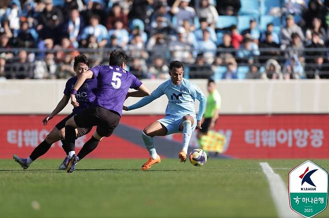 ▲ 30일 대구IM뱅크파크에서 하나은행 K리그1 2025 최종 38라운드를 통해 대구FC와 FC안양이 맞붙었다. 최소한 이기고 다른 팀의 결과를 지켜봐야 했던 대구는 2-2로 비겨 끝내 다이렉트 강등을 당했다. ⓒ 한국프로축구연맹