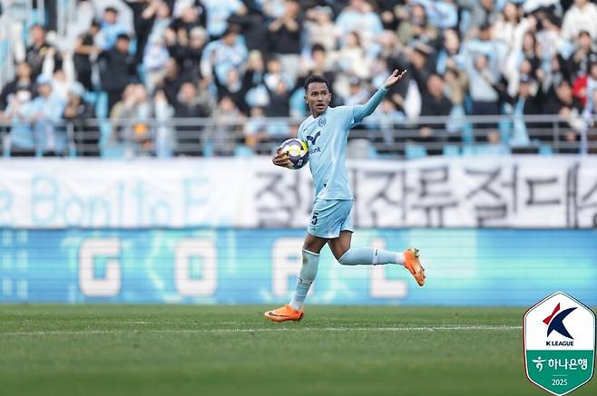 ▲ 30일 대구IM뱅크파크에서 하나은행 K리그1 2025 최종 38라운드를 통해 대구FC와 FC안양이 맞붙었다. 최소한 이기고 다른 팀의 결과를 지켜봐야 했던 대구는 2-2로 비겨 끝내 다이렉트 강등을 당했다. ⓒ 한국프로축구연맹