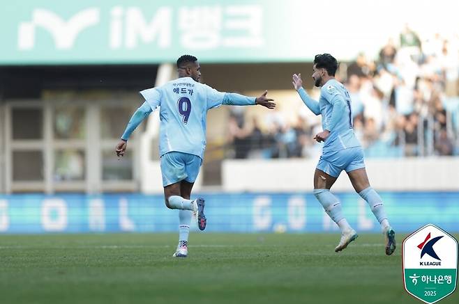 ▲ 30일 대구IM뱅크파크에서 하나은행 K리그1 2025 최종 38라운드를 통해 대구FC와 FC안양이 맞붙었다. 최소한 이기고 다른 팀의 결과를 지켜봐야 했던 대구는 2-2로 비겨 끝내 다이렉트 강등을 당했다. ⓒ 한국프로축구연맹