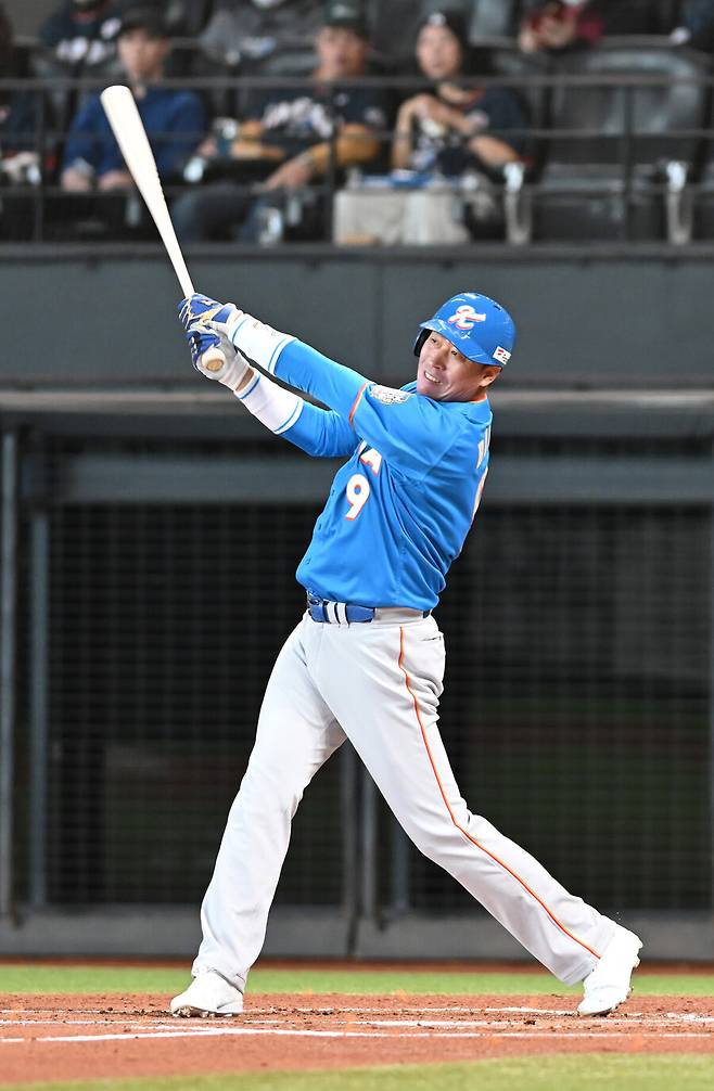 ▲ '적토마'가 부활했다. 이병규 LG 퓨처스팀 감독이 '한일 드림 플레이어즈 게임 2025'에서 2루타 2개 포함 3안타 2타점으로 대활약했다. ⓒ사진공동취재단