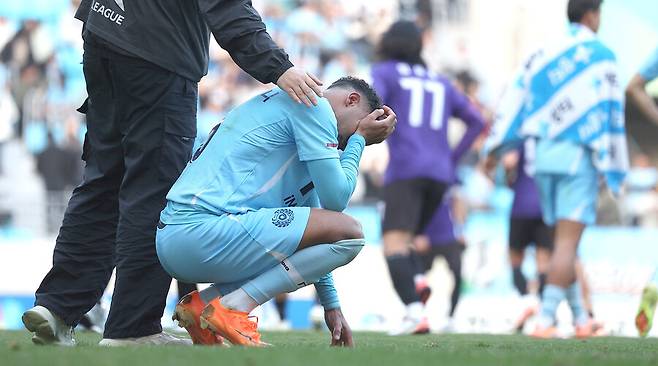 ▲ 30일 대구 북구 대구iM뱅크PARK에서 열린 2025 하나은행 K리그1 최종라운드 대구FC와 FC안양의 경기. 대구FC 선수들이 FC안양에 2-2로 무승부를 거둔 뒤 아쉬워하고 있다. ⓒ 연합뉴스