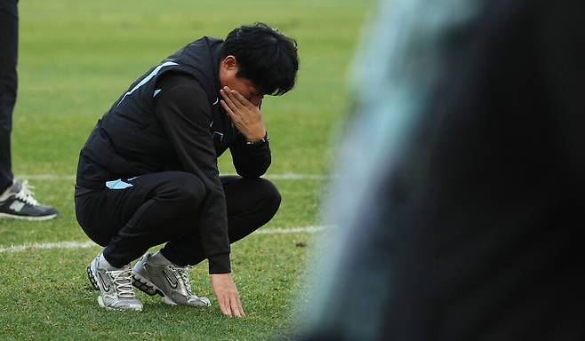 ▲ 30일&nbsp;대구&nbsp;북구&nbsp;대구iM뱅크PARK에서 열린 2025 하나은행 K리그1 최종라운드&nbsp;대구FC와 FC안양의 경기.&nbsp;대구FC 김병수 감독이 무승부로 강등이 확정된 뒤 팬들에게 인사하기에 앞서 주저앉고 있다. ⓒ 연합뉴스