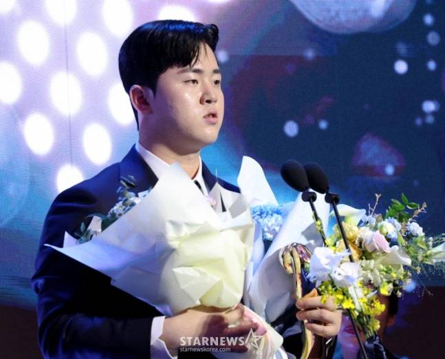 NC 김형준이 2025 KBO 수비상 포수 부문 수상 후 소감을 밝히고 있다. /사진=강영조 선임기자