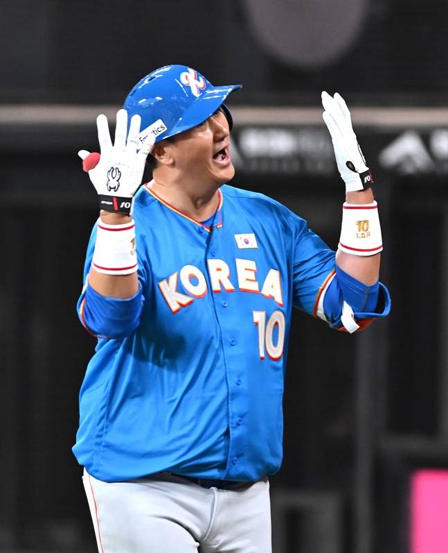 이대호가 30일 일본 홋카이도현 기타히로시마시 에스콘필드 홋카이도에서 열린 '한일 드림 플레이어즈 게임 2025'에서 홈런을 친 후 세리머니를 하고 있다. /사진=사진공동취재단