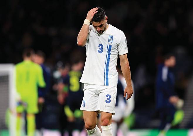 10월 9일 스코틀랜드 글래스고에서 열린 그리스와 스코틀랜드의 2026 북중미월드컵 C조 예선 경기에서 그리스의 콘스탄티노스 쿨리에라키스가 스코틀랜드에 패배한 뒤 실망한 표정으로 경기장을 빠져나가고 있다. 뉴시스 