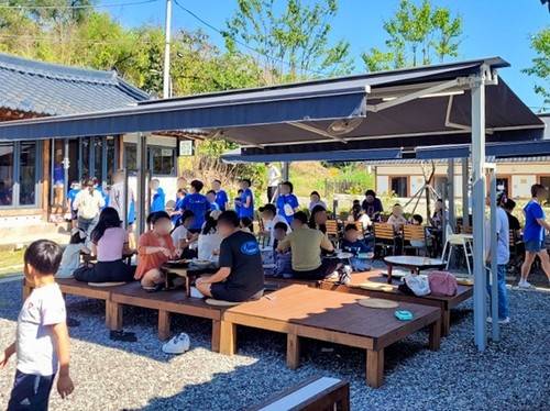 지난 여름 산토끼밥상에서 식사하는 방문객들  [창녕군 제공. 재판매 및 DB 금지]