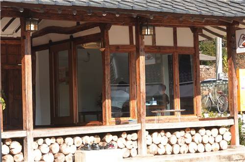 산토끼밥상에서 식사하는 가족 단위 방문객 [촬영 정종호]