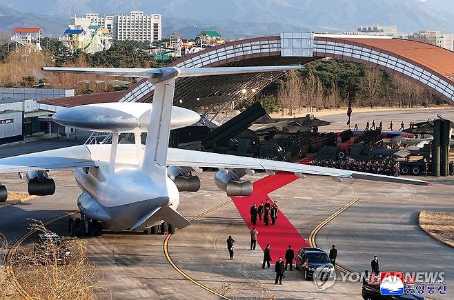 김정은, 북한 공군창설 80주년 기념행사 참석…주애 동행 (평양 조선중앙통신=연합뉴스)  김정은 국무위원장이 딸 주애와 함께 지난 28일 제2공군사단 59길영조영웅연대 갈마비행장에서 북한 공군 창설 80주년 기념행사에 참석해 장병들을 치하하고  항공절 기념 공군 시위비행 및 기념보고대회와 기념공연을 관람했다고 조선중앙통신이 30일 보도했다.  2025.11.30 
    [국내에서만 사용가능. 재배포 금지. For Use Only in the Republic of Korea. No Redistribution] nkphoto@yna.co.kr