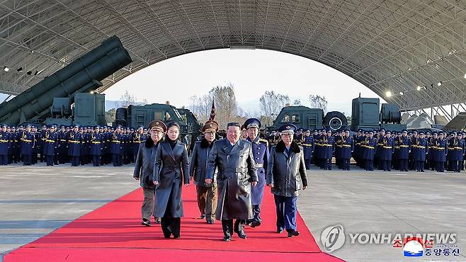 김정은, 북한 공군창설 80주년 기념행사 참석…주애 동행 (평양 조선중앙통신=연합뉴스)  김정은 국무위원장이 딸 주애와 함께 지난 28일 제2공군사단 59길영조영웅연대 갈마비행장에서 북한 공군 창설 80주년 기념행사에 참석해 장병들을 치하하고  항공절 기념 공군 시위비행 및 기념보고대회와 기념공연을 관람했다고 조선중앙통신이 30일 보도했다.  2025.11.30 
    [국내에서만 사용가능. 재배포 금지. For Use Only in the Republic of Korea. No Redistribution] nkphoto@yna.co.kr